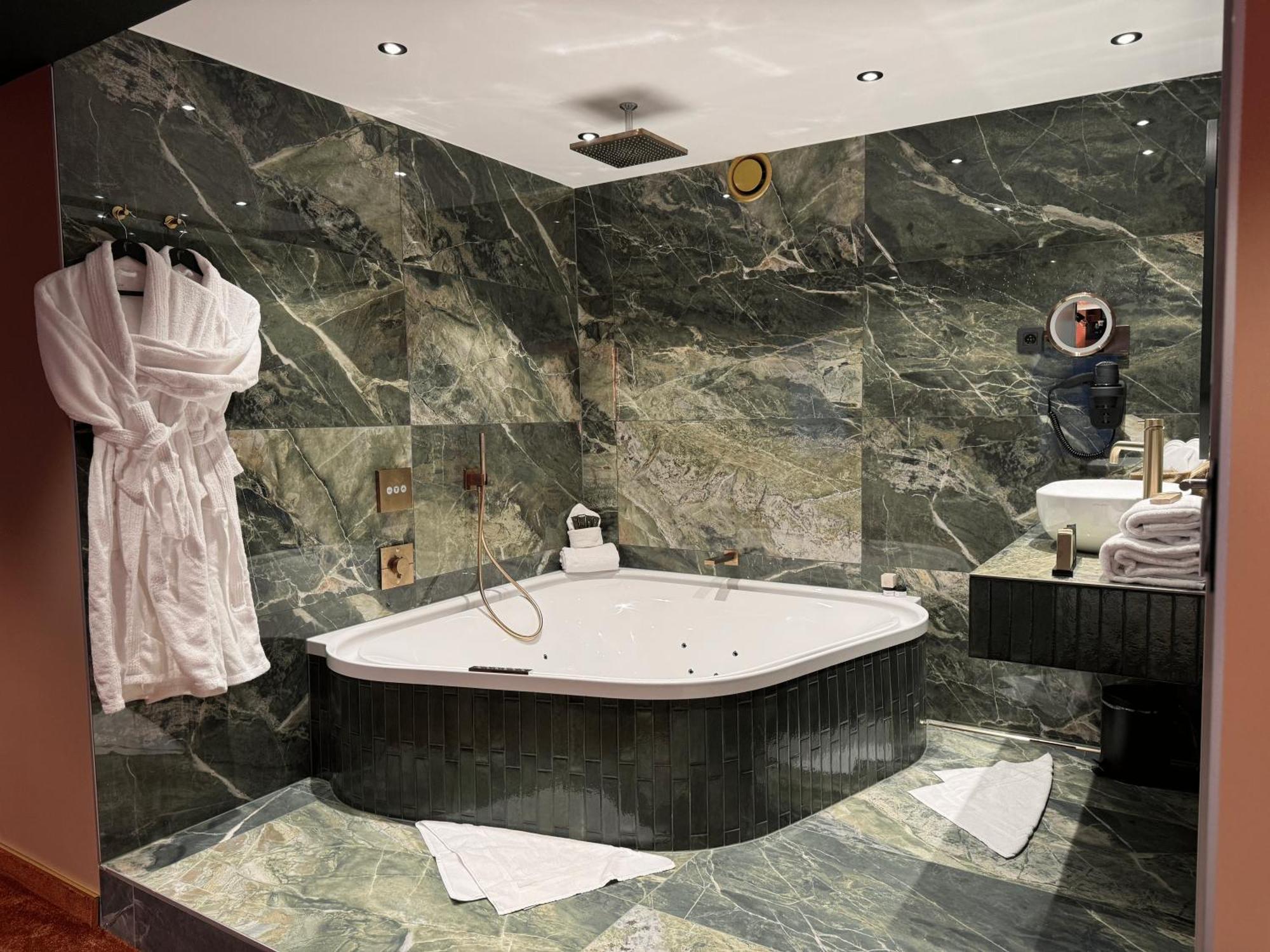 Hotel Restaurant Van Der Valk Nivelles-Sud Eksteriør bilde
